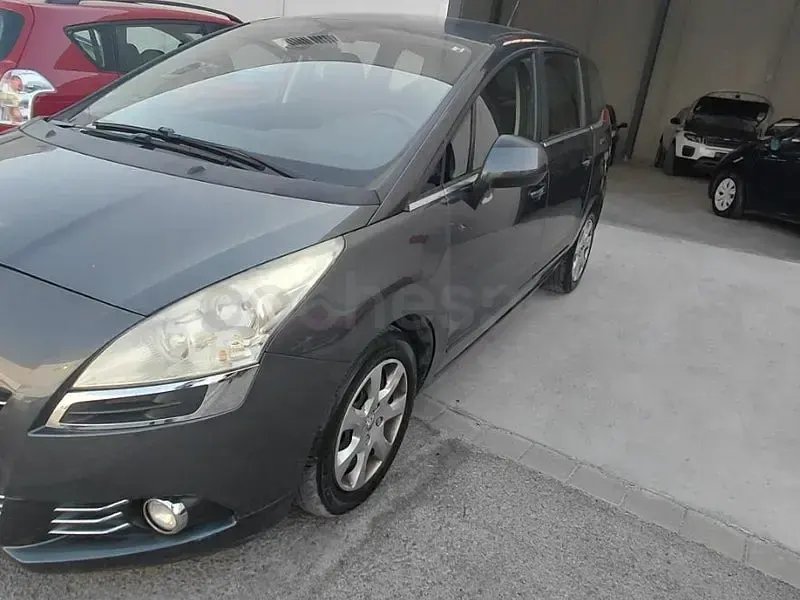 Usado Peugeot 5008 Active 112 CV (82 kW) 2011 Gris / plata Monovolumen