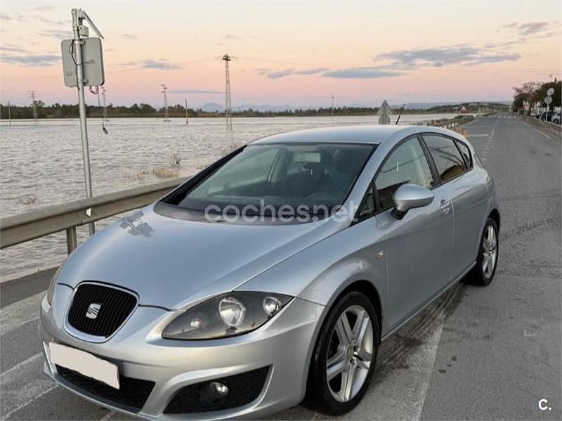 Usado Seat Leon Style 105 CV (77 kW) 2010 Gris / plata Utilitario