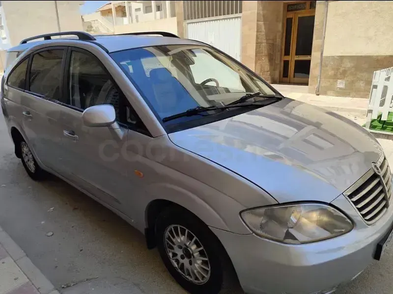 Usado SsangYong Rodius 165 CV (121 kW) 2009 Gris / plata Monovolumen