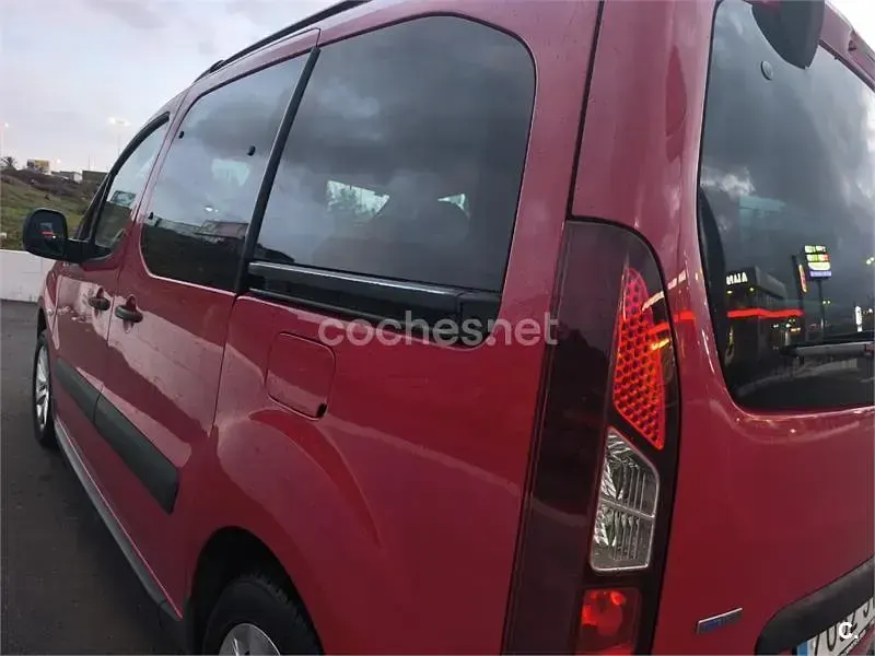 Usado Peugeot TePee Outdoor 110 CV (80 kW) 2016 Rojo Monovolumen