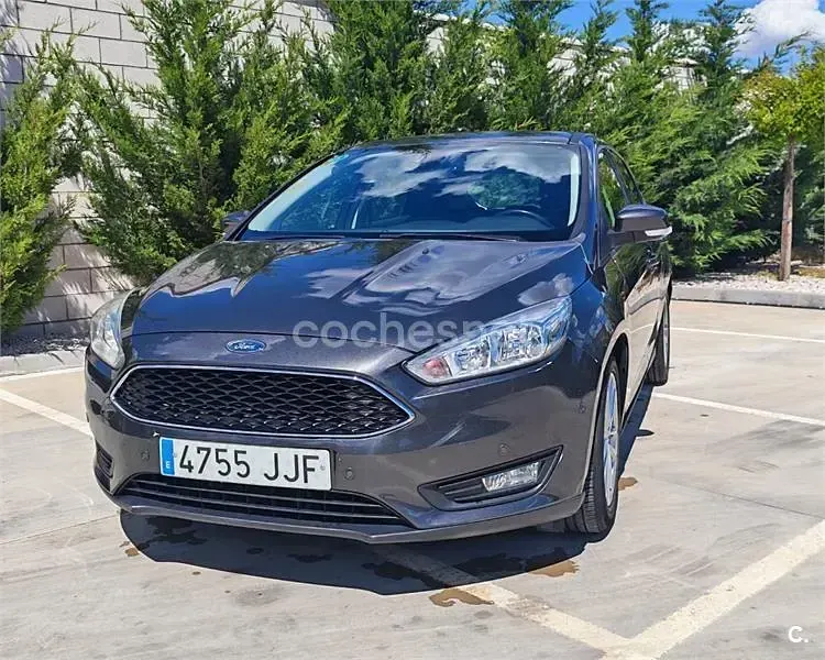 Usado Ford Focus Trend 125 CV (91 kW) 2015 Gris / plata Berlina
