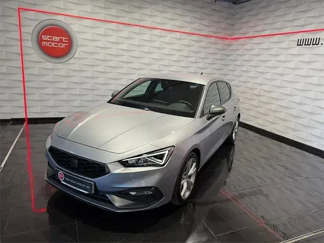 Usado Seat Leon FR 150 CV (110 kW) 2021 Gris / platagris plata Berlina