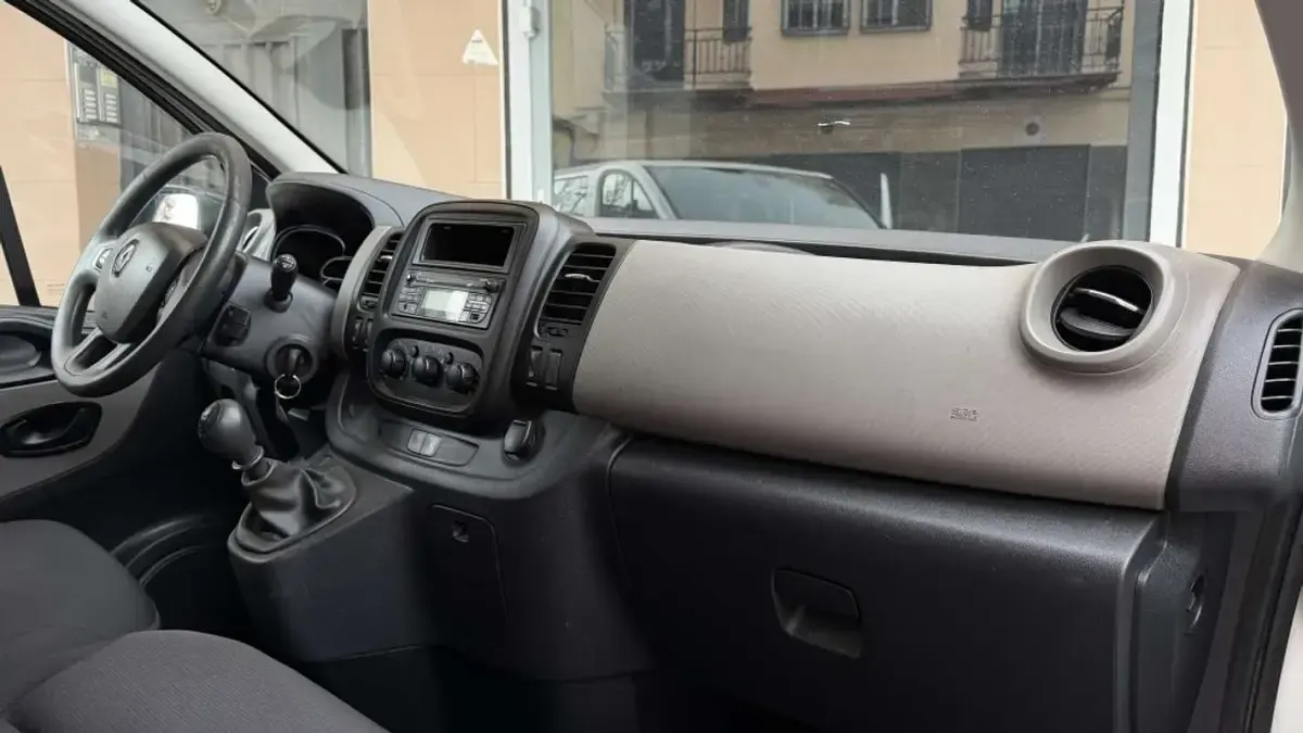 Usado Renault Trafic 125 CV (91 kW) 2017 Blanco Monovolumen
