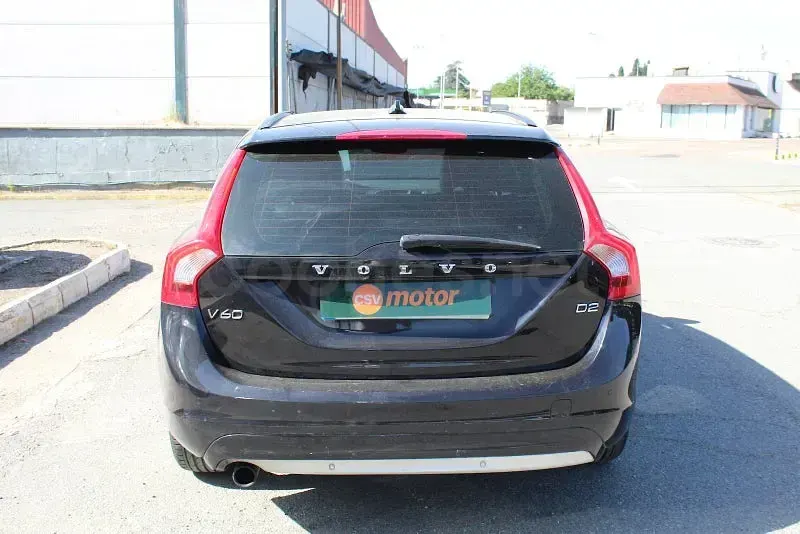Usado Volvo V60 Kinetic 150 CV (110 kW) 2017 Negro Familiar