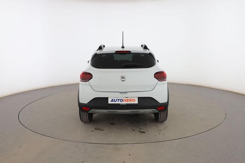 Usado Dacia Sandero Comfort 91 CV (66 kW) 2021 Blanco Utilitario