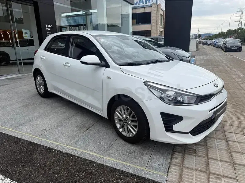 Usado Kia Rio 84 CV (61 kW) 2021 Blanco Berlina