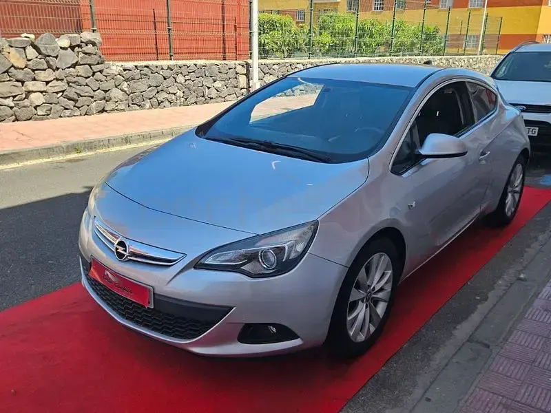 Usado Opel Astra GTC Sportive 140 CV (102 kW) 2016 Gris / plata Berlina