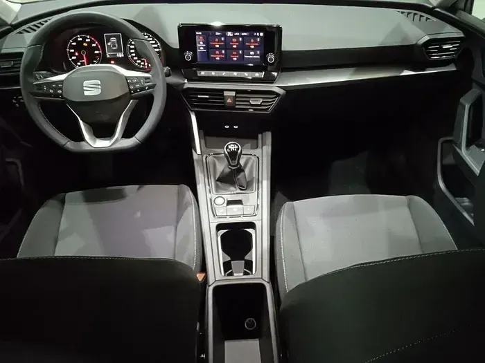 Usado Seat Leon Style 110 CV (80 kW) 2024 Azul Berlina