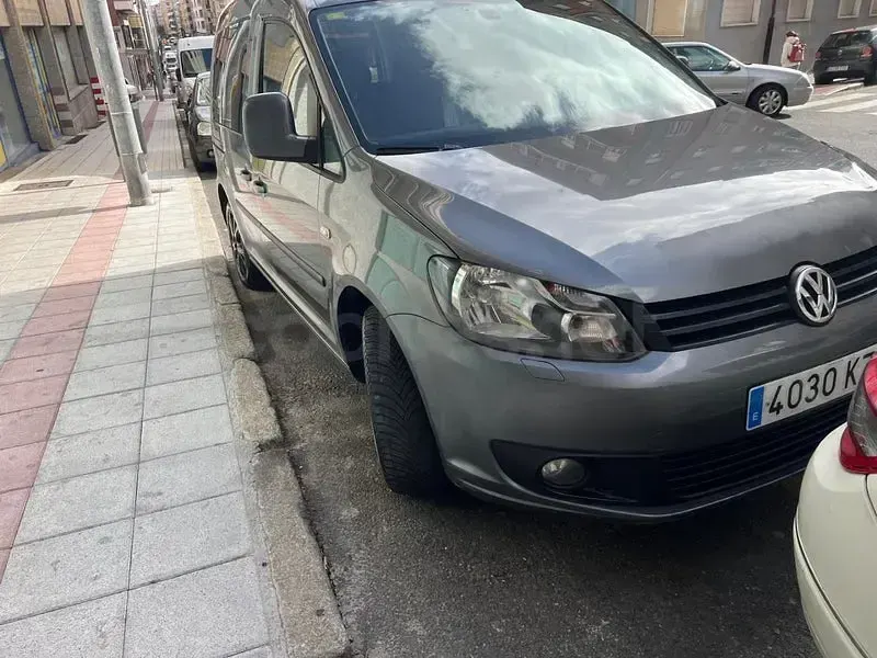 Usado VW Caddy Comfortline 140 CV (102 kW) 2011 Gris / plata Monovolumen