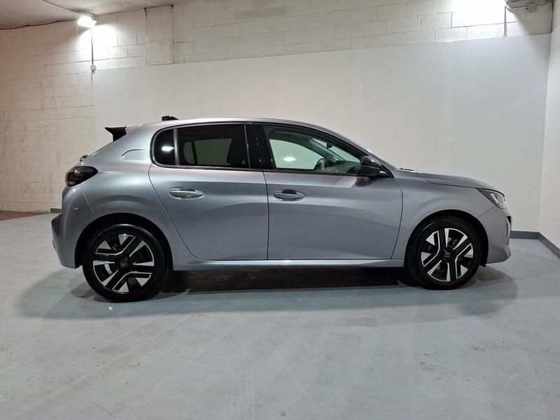 Usado Peugeot 208 Allure 101 CV (74 kW) 2025 Gris Utilitario