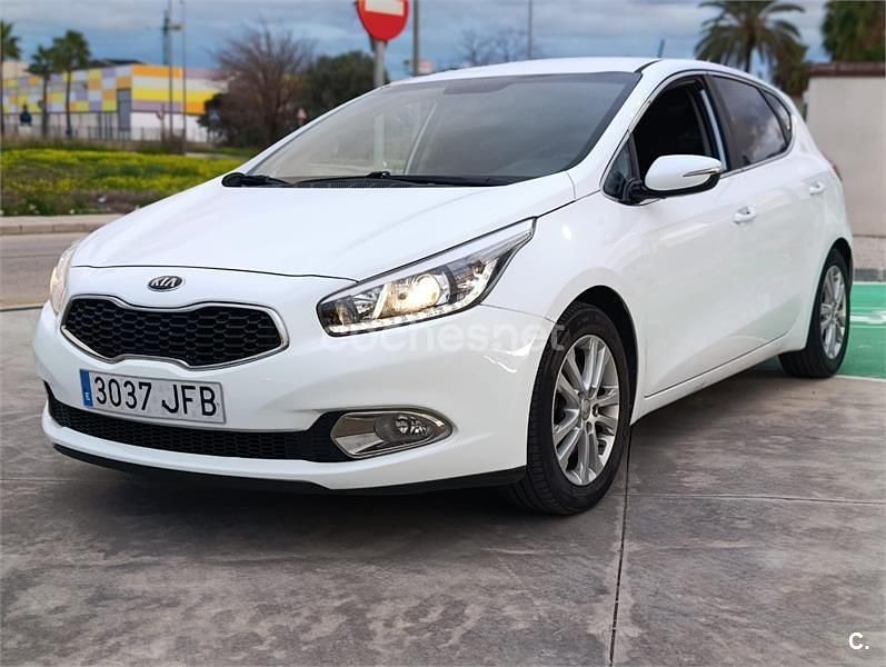 Usado Kia Ceed GT 90 HP (66 kW) 2015 Branco Sedan