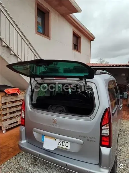 Usado Peugeot Partner Tepee Outdoor 100 CV (73 kW) 2016 Gris / plata Monovolumen