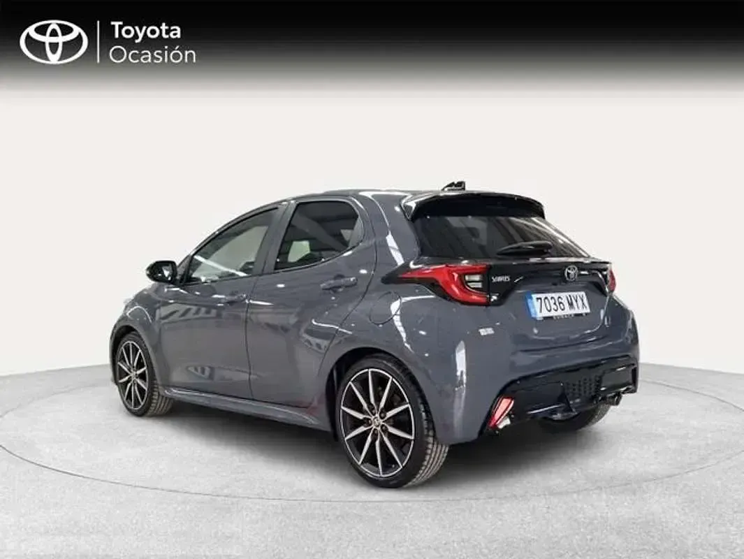 Usado Toyota Yaris Hybrid Sport 131 CV (96 kW) 2025 Gris Utilitario