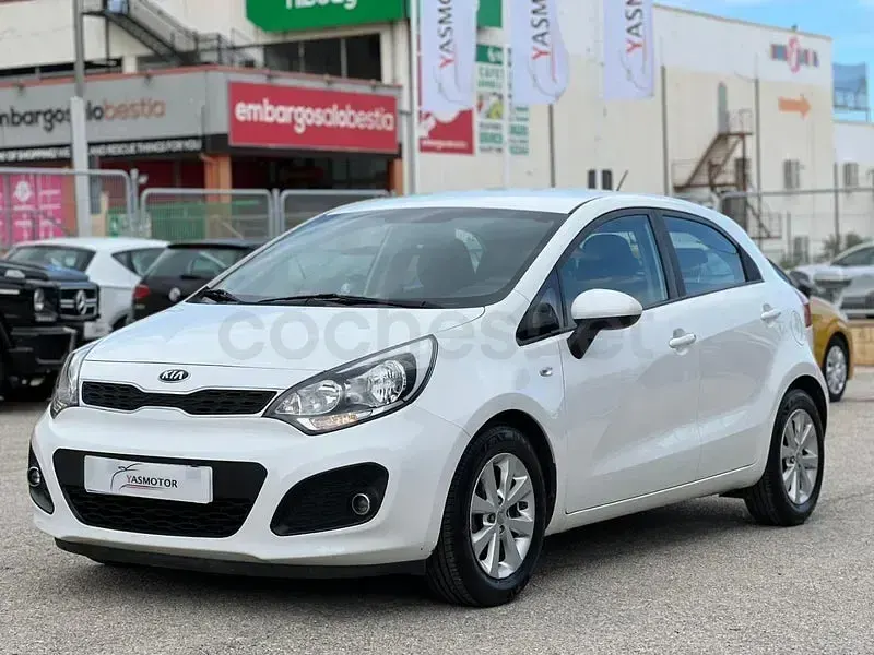 Usado Kia Rio 85 CV (62 kW) 2015 Blanco Berlina