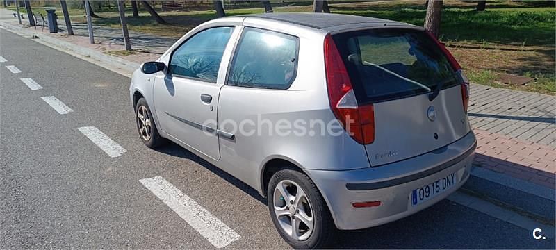 Usado Fiat Punto Dynamic 80 CV (58 kW) 2004 Gris / plata Utilitario