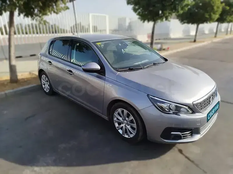 Usado Peugeot 308 Style 100 CV (73 kW) 2020 Gris / plata Berlina