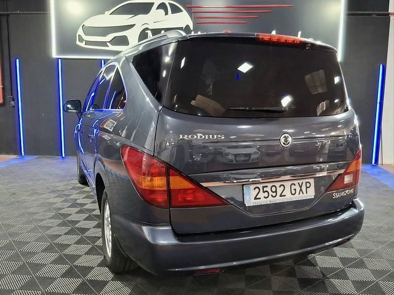 Usado Ssangyong (KGM) Rodius 165 CV (121 kW) 2010 Gris / plata Monovolumen