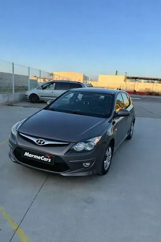 Usado Hyundai i30 Comfort 90 CV (66 kW) 2011 Gris Utilitario