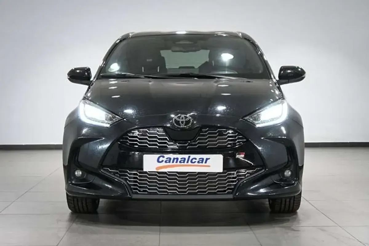 Usado Toyota Yaris Hybrid Sport 92 CV (67 kW) 2024 Negro Berlina