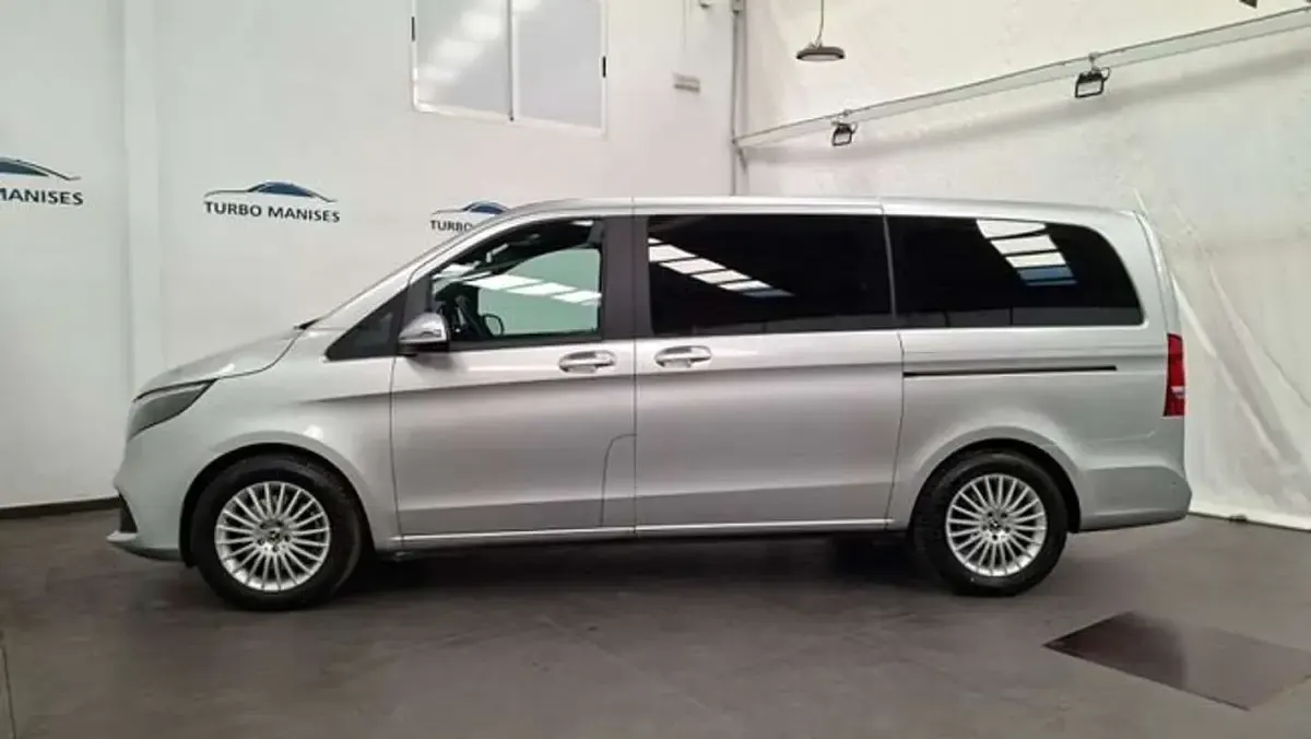 Usado Mercedes V220 163 CV (119 kW) 2021 Plateado Monovolumen