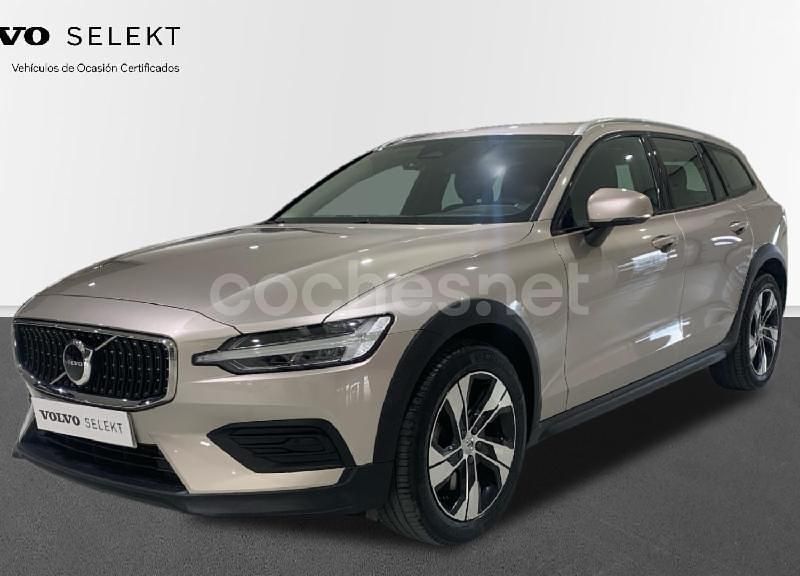 Amarillo Usado 2023 Volvo V60 CC Core Familiar | 45.900 € (Caro) - Imagen 1/4