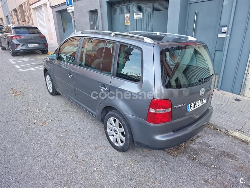 Usado VW Touran Highline 140 CV (102 kW) 2006 Gris / plata Monovolumen