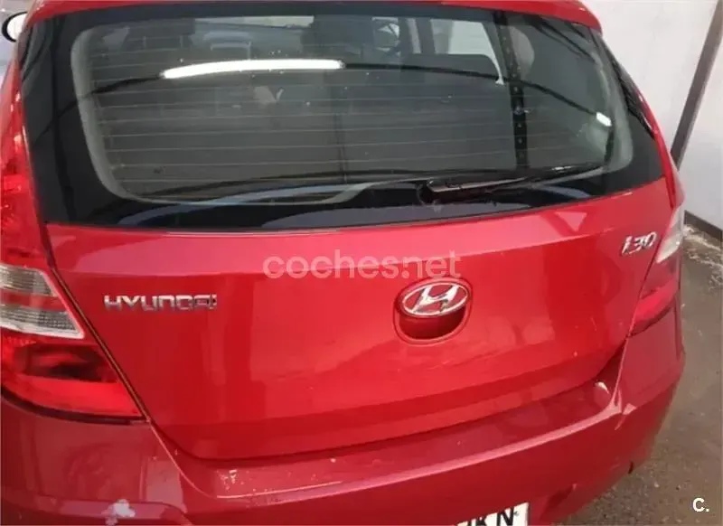 Usado Hyundai i30 Comfort 90 CV (66 kW) 2012 Rojo Berlina