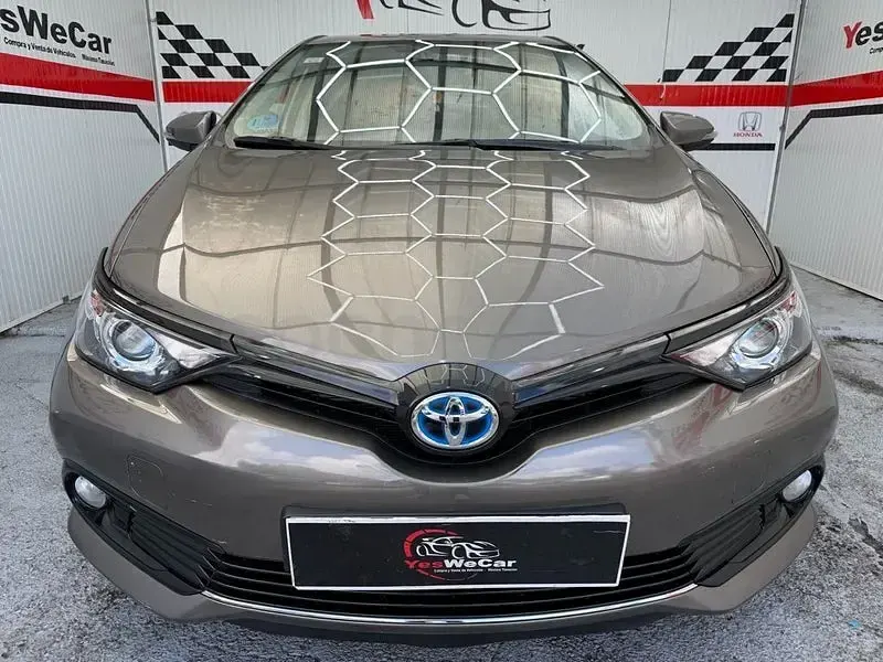 Usado Toyota Auris Hybrid 136 CV (100 kW) 2018 Beige Berlina