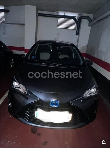 Gris / plata Usado 2018 Toyota Yaris Hybrid Active Berlina | 13.500 € (Precio justo) - Imagen 1/4