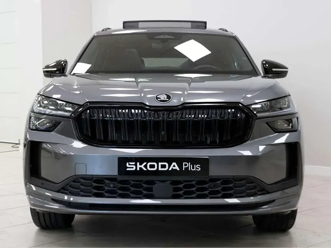 Usado Skoda Kodiaq SportLine 193 CV (141 kW) 2025 Gris SUV