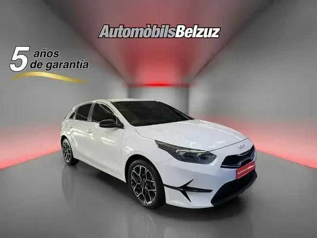 Używany Kia Ceed 101 KM (74 kW) 2025 Biały Hatchback