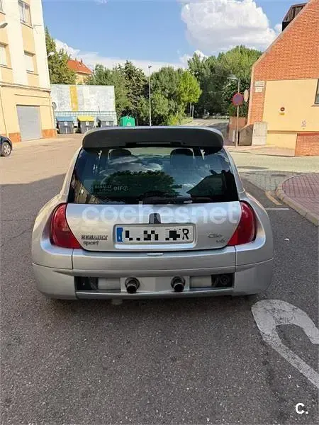 Usado Renault Clio 230 CV (169 kW) 2001 Gris / plata Berlina