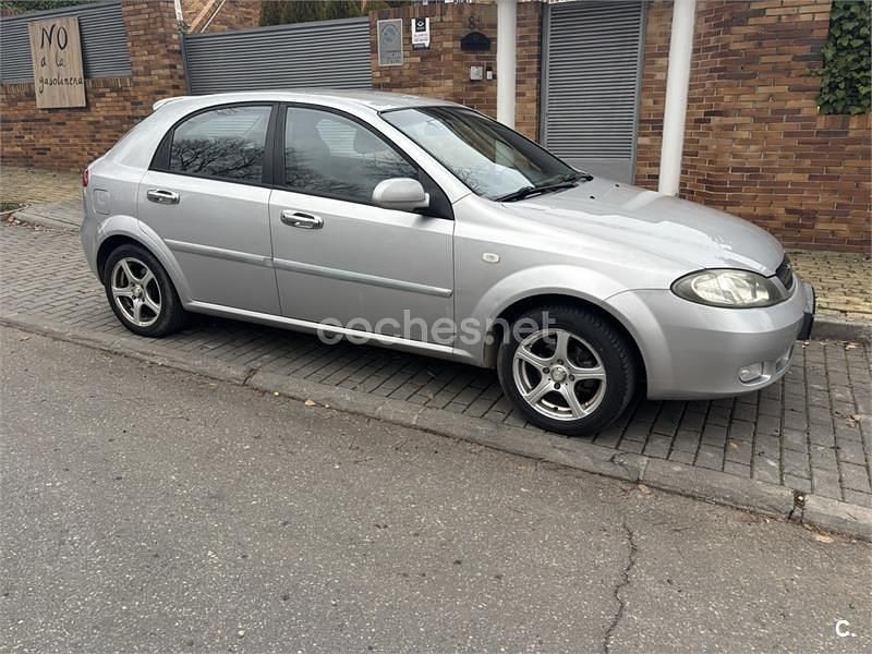 Usado Chevrolet Lacetti SX 109 CV (80 kW) 2009 Gris / plata Berlina