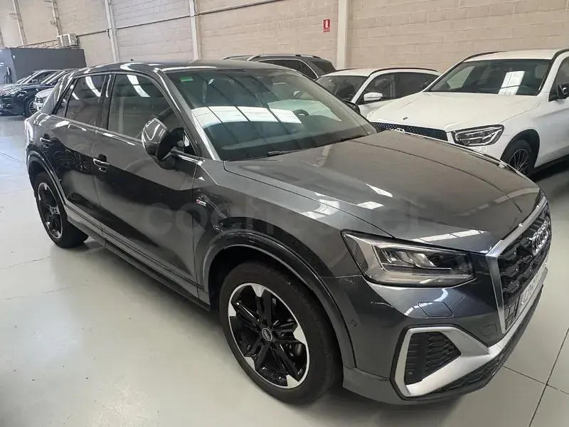 Usado Audi Q2 S-Line 150 CV (110 kW) 2022 Gris / plata SUV
