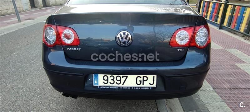 Usado VW Passat Edition 110 CV (80 kW) 2009 Gris / plata Berlina