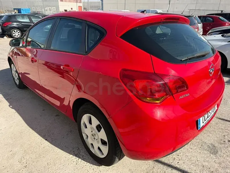 Usado Opel Astra Enjoy 95 CV (69 kW) 2011 Rojo Berlina
