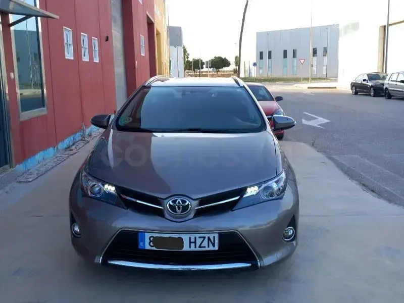 Usado Toyota Auris Active 124 CV (91 kW) 2014 Gris / plata Familiar