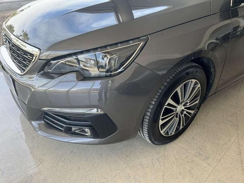 Usado Peugeot 308 Allure 131 CV (96 kW) 2021 Gris Utilitario