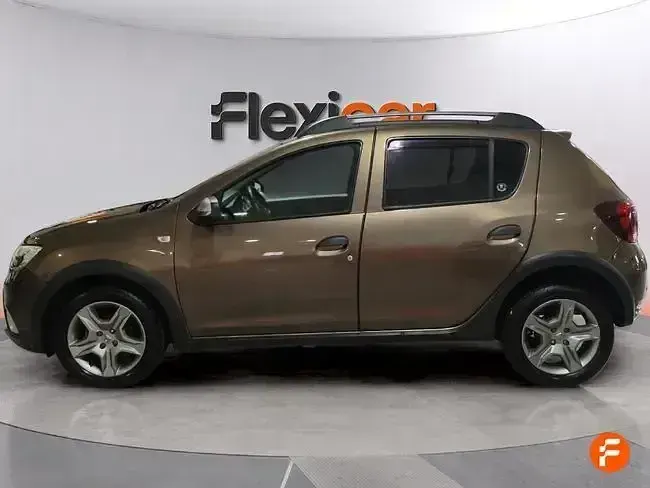 Usado Dacia Sandero Comfort 90 CV (66 kW) 2018 Marrón Berlina