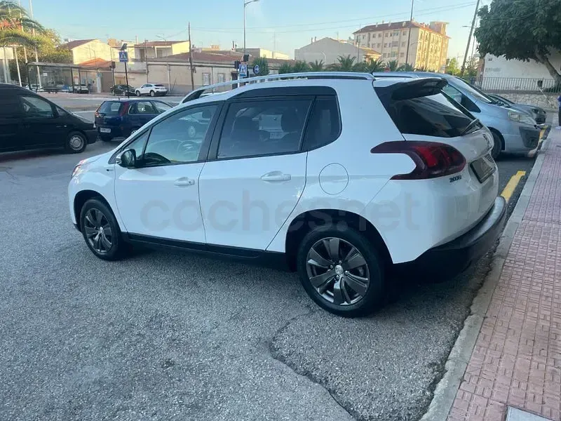 Usado Peugeot 2008 Style 100 CV (73 kW) 2017 Blanco SUV