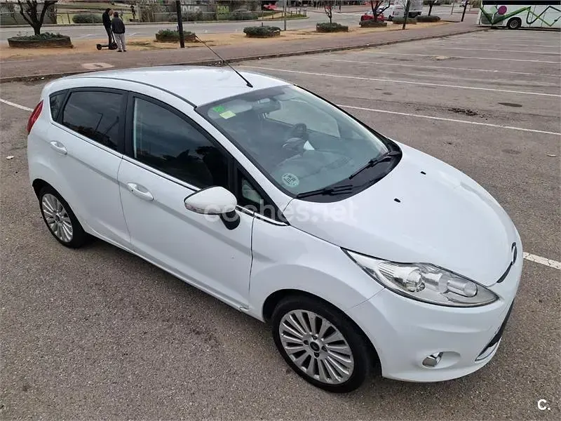 Usado Ford Fiesta Titanium 90 CV (66 kW) 2009 Blanco Berlina
