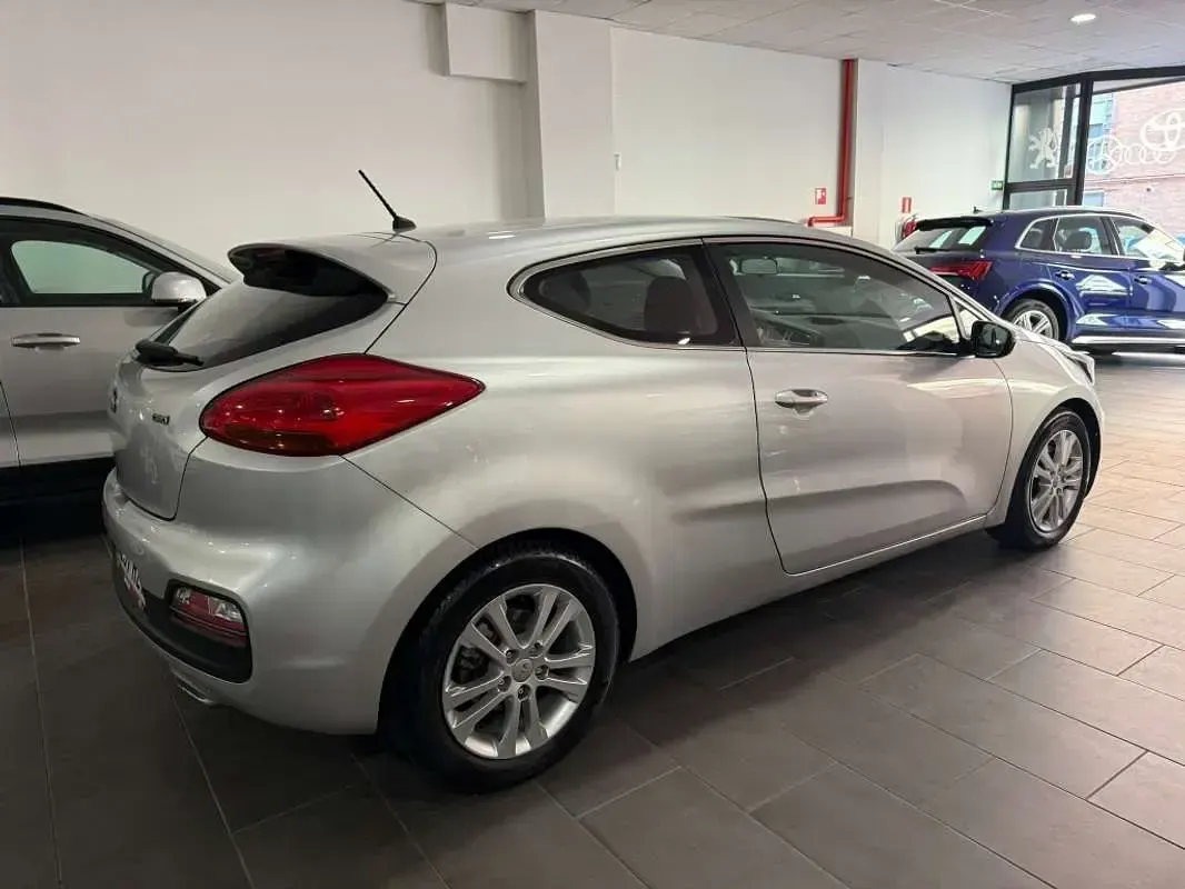 Usado Kia Ceed 110 CV (80 kW) 2014 Gris Utilitario