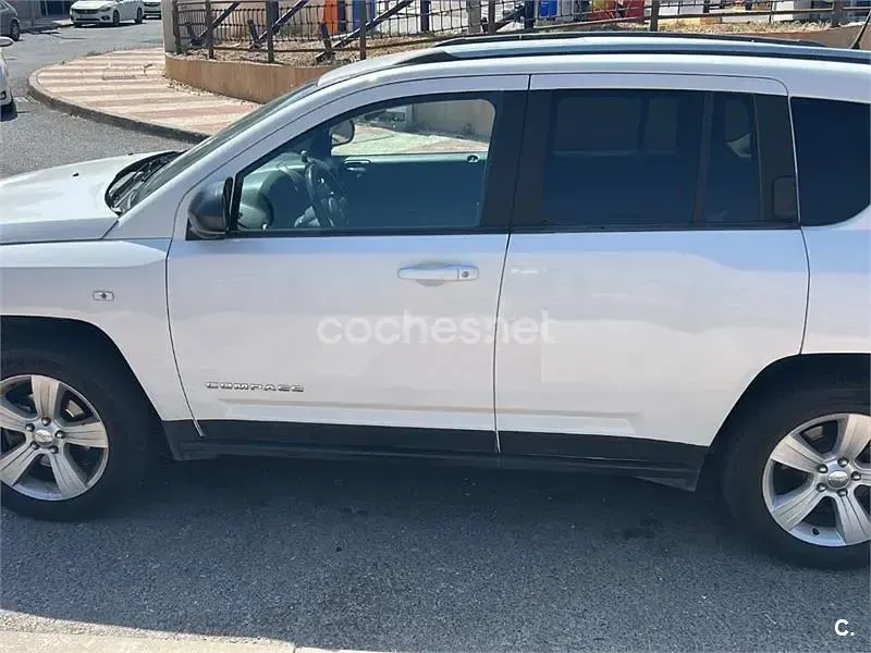 Usado Jeep Compass Sport 136 CV (100 kW) 2012 Blanco SUV