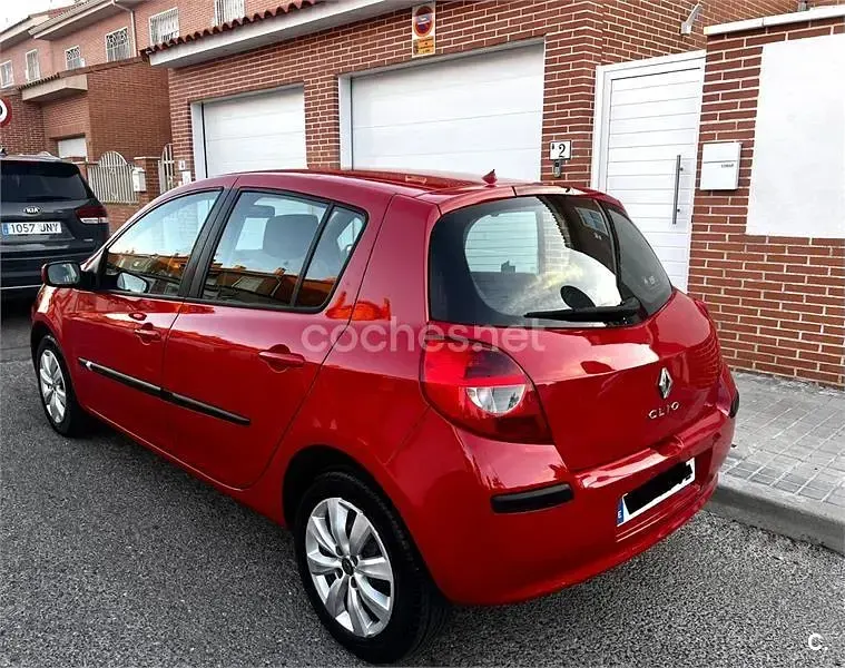 Usado Renault Clio II Authentique 70 CV (51 kW) 2006 Rojo Berlina