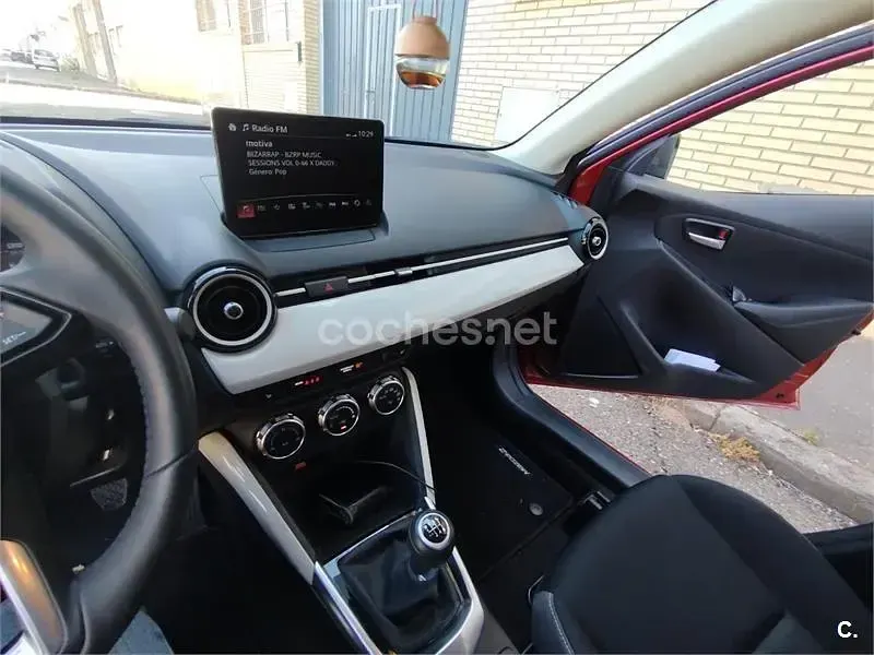 Usado Mazda 2 Center-Line 90 CV (66 kW) 2024 Rojo Utilitario