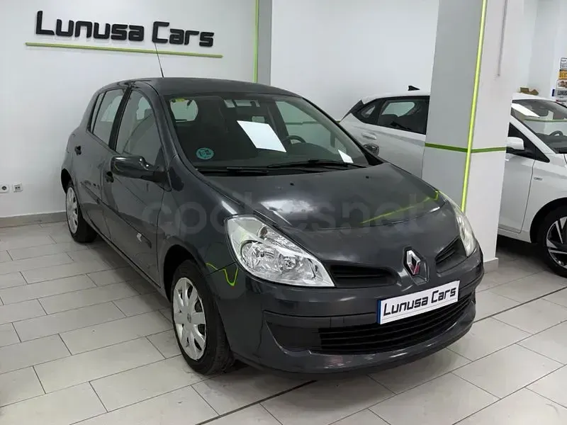 Usado Renault Clio II 75 CV (55 kW) 2007 Gris / plata Berlina
