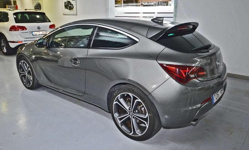 Usado Opel Astra GTC Sportive 200 CV (147 kW) 2017 Gris Utilitario