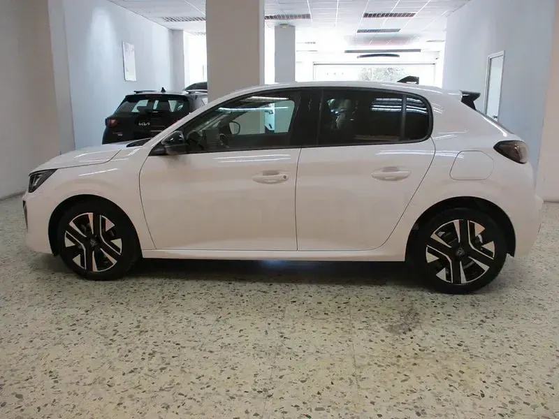 Usado Peugeot 208 Allure 100 CV (73 kW) 2025 Blanco Utilitario