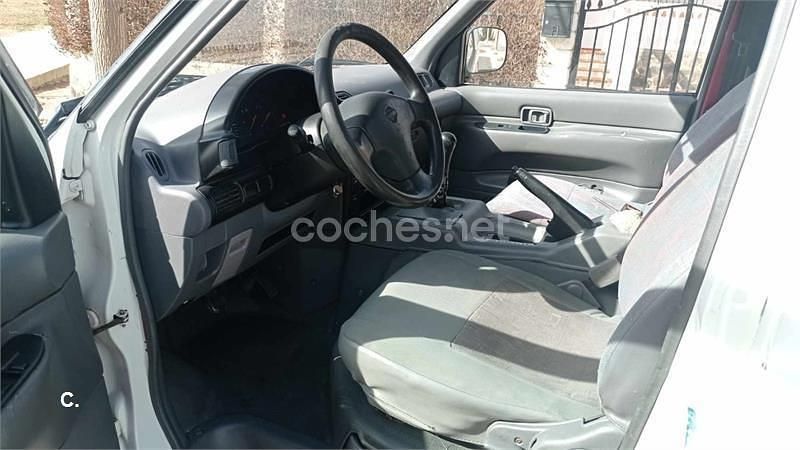 Usado Nissan Cargo 75 CV (55 kW) 2000 Blanco Familiar