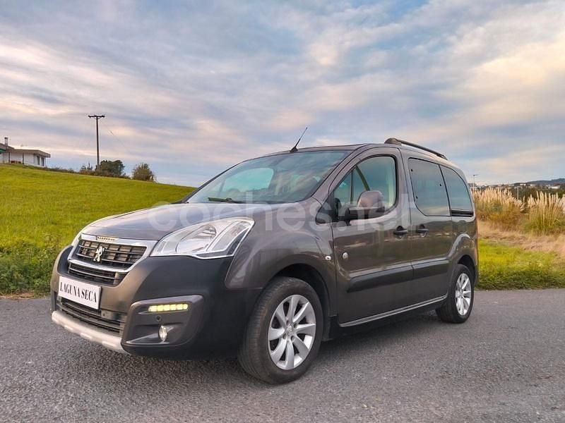 Usado Peugeot Partner Tepee Outdoor 120 CV (88 kW) 2015 Marrón Monovolumen